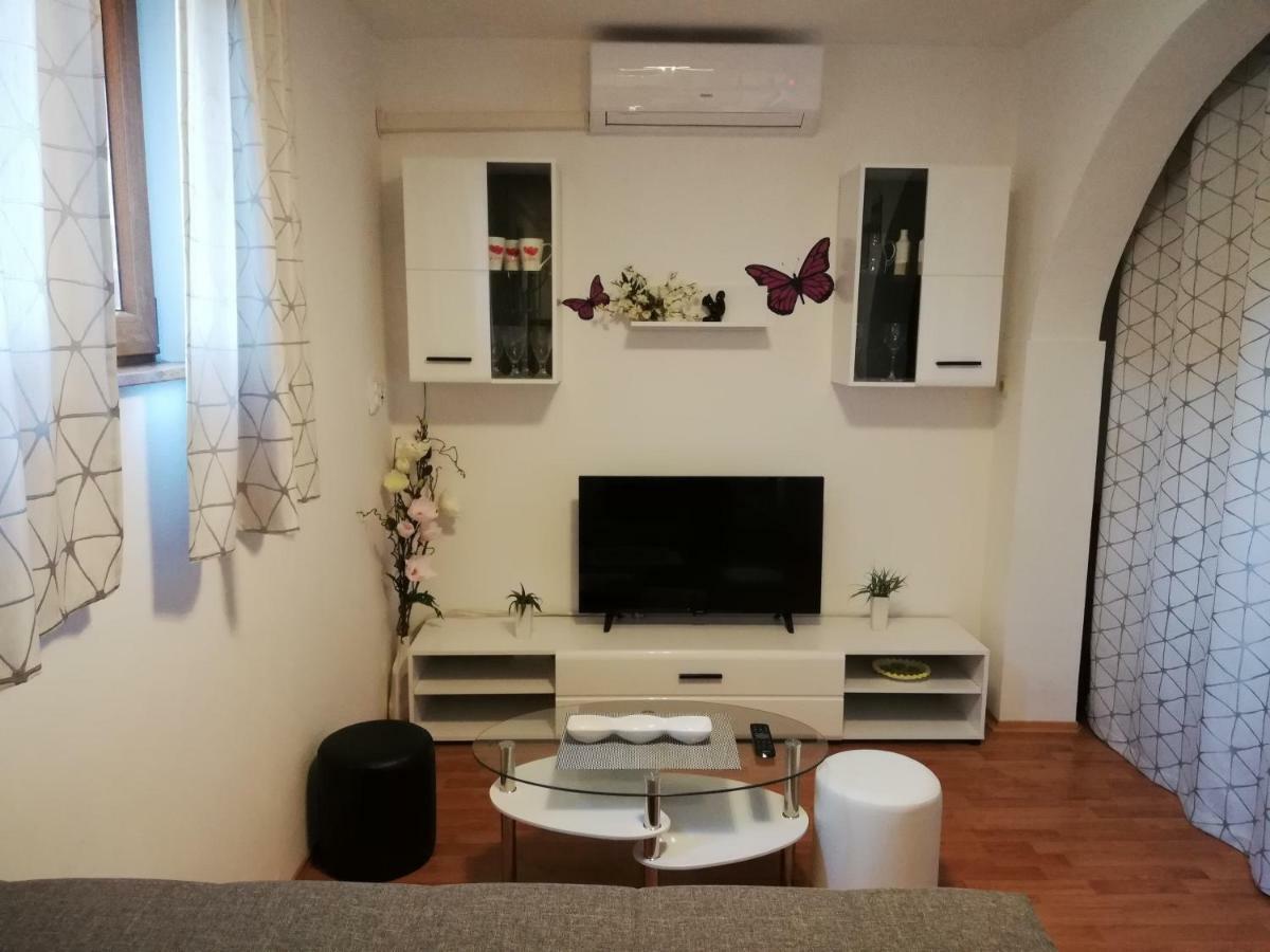 Apartment Zdravko Штинян Екстер'єр фото